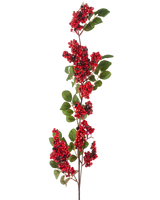 De kunstige blomsterbær 104 cm rød har en enkelt gren med klynger af små, klare røde bær og grønne blade mod en hvid baggrund.