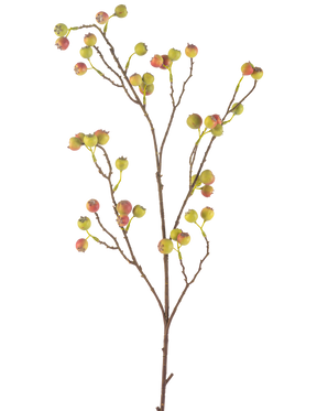 Den Kunstige Blomsttjørnbær 104 cm grøn/rød har en slank brun stilk med flere udløbere, hver dekoreret med klaser af små grønne og røde bær, mod en hvid baggrund.