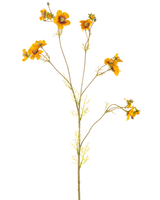 The Artificial Flower Cosmos 95 cm gul har en enkelt høj stilk med tynde grene, hver dekoreret med bundter af lyse orange-gule blomster og sarte grønne blade, mod en almindelig hvid baggrund.