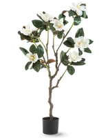 Den kunstige Yulania-plante 120 cm med blomst er et kunstigt magnoliatræ i en potte med flere grene, store blanke grønne blade og flere hvide blomster mod en almindelig hvid baggrund.