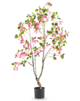 Artificial Bougainvillea 150 cm er en høj kunstig plante med flere grene, grønne blade og levende lyserøde blomster i en sort potte, mod en almindelig hvid baggrund.