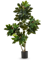 Den kunstige plante Ficus Carica Figentræ 150 cm er et kunstigt figentræ i en potte med flere grene, store grønne blade og små mørkelilla falske figner i en simpel sort potte mod en almindelig hvid baggrund.
