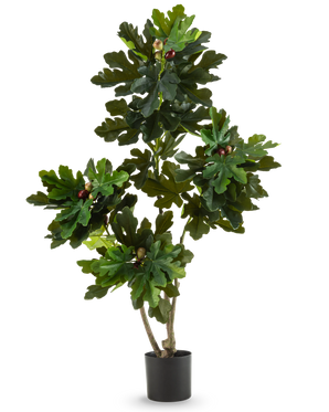 Den kunstige plante Ficus Carica Figentræ 150 cm er et kunstigt figentræ i en potte med flere grene, store grønne blade og små mørkelilla falske figner i en simpel sort potte mod en almindelig hvid baggrund.