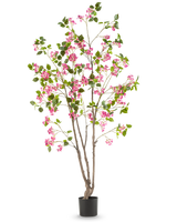 Den Kunstige Bougainvillea 180 cm er en høj kunstig plante med flere brune stængler, grønne blade og lyserøde blomster i en sort potte, mod en almindelig hvid baggrund.