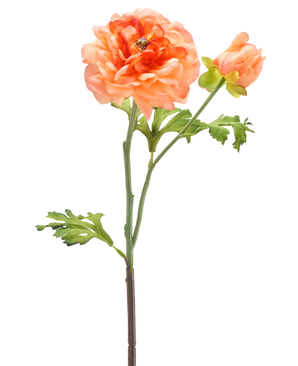 En enkelt stilk af den kunstige blomst Ranunculus 51 cm lys pink med en stor lys pink blomst i fuldt flor, en mindre knop og grønne blade mod en hvid baggrund.