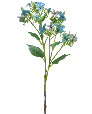 Artificial Flower Wild Hydrangea 62 cm blå/grøn har en enkelt kunstig stilk med bundter af blå og grønne blomster og nogle grønne blade, afbildet på en hvid baggrund.