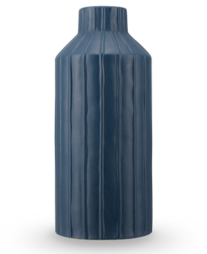 Vase Forest Curve 30 cm blå er en høj, cylindrisk vase med lodrette ribber og en mat mørkeblå finish, afbildet mod en almindelig hvid baggrund.