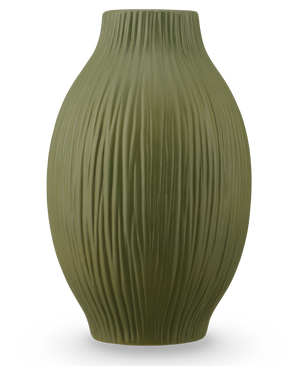 Vasen Silent Leaf 25 cm grøn er en grøn keramikvase med en mat finish og lodrette riller på den runde, let tilspidsede krop, mod en almindelig hvid baggrund.