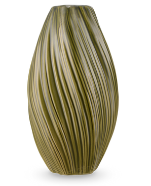 Vasen Soft Dune 26 cm grøn er en høj, olivengrøn keramikvase med en aflang form med lodrette bølgede kanter, der skaber en naturlig tekstur. Afbildet på hvid baggrund.
