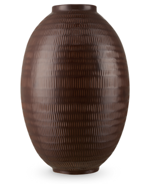 Vase Earth Nest 36 cm brun er en stor, mørkebrun, oval vase med et struktureret mønster af lodrette og vandrette linjer mod en almindelig hvid baggrund.