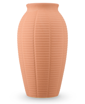 Vase Wild Petal 26 cm terra er en høj, ferskenfarvet keramikvase med en lodret ribbet tekstur og en let udstrakt kant.