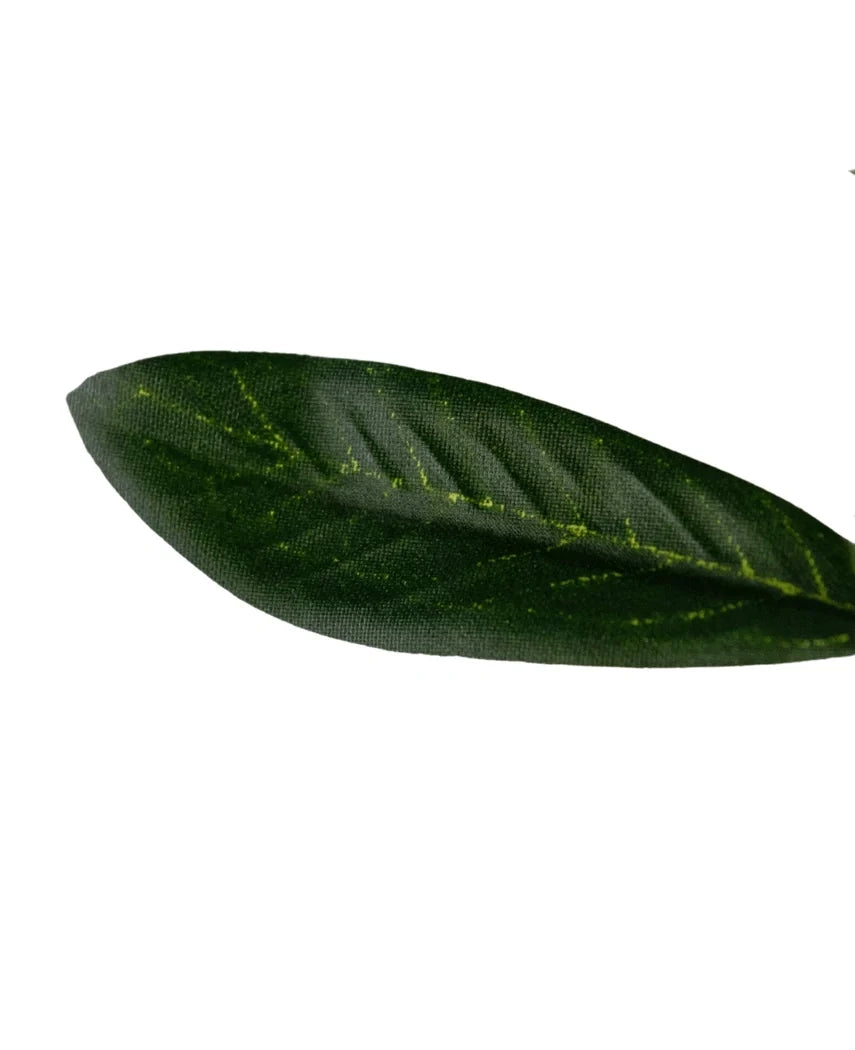 En enkelt kunstig olivengren 109 cm, mørkegrøn med synlige årer og subtile gule pletter, isoleret på en hvid baggrund.