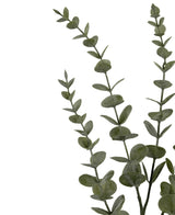 Tre kunstige blomster Eucalyptus Yugali stilke (71 cm) med runde grønne blade, arrangeret diagonalt på en hvid baggrund.