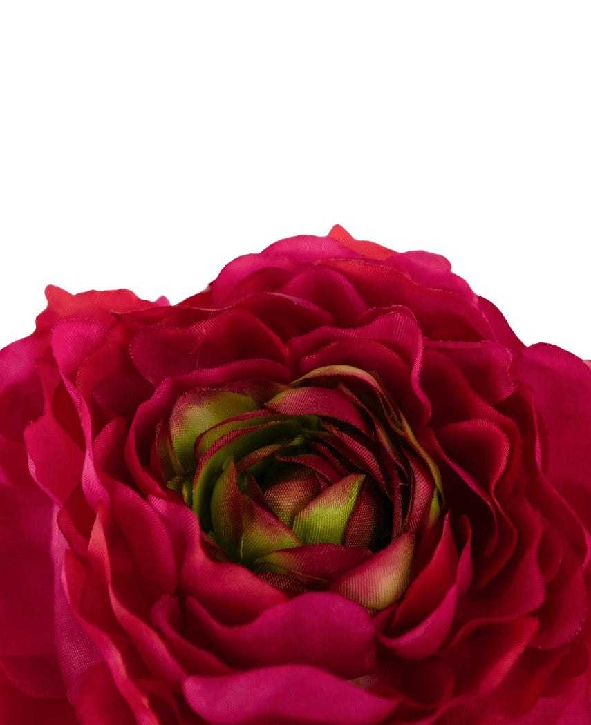 Nærbillede af den kunstige blomst Ranunculus 51 cm mørk pink, med levende dybt lyserøde kunstige kronblade og grønne midteraccenter, mod en almindelig hvid baggrund.