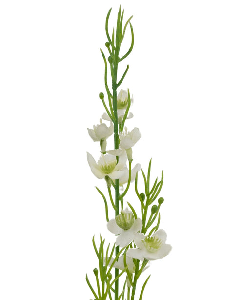 Et nærbillede af kunstgræs Hirse Løg græspotte 65 cm brandhæmmende, med grønne stængler med sarte hvide blomster og små knopper, arrangeret lodret mod en almindelig hvid baggrund.