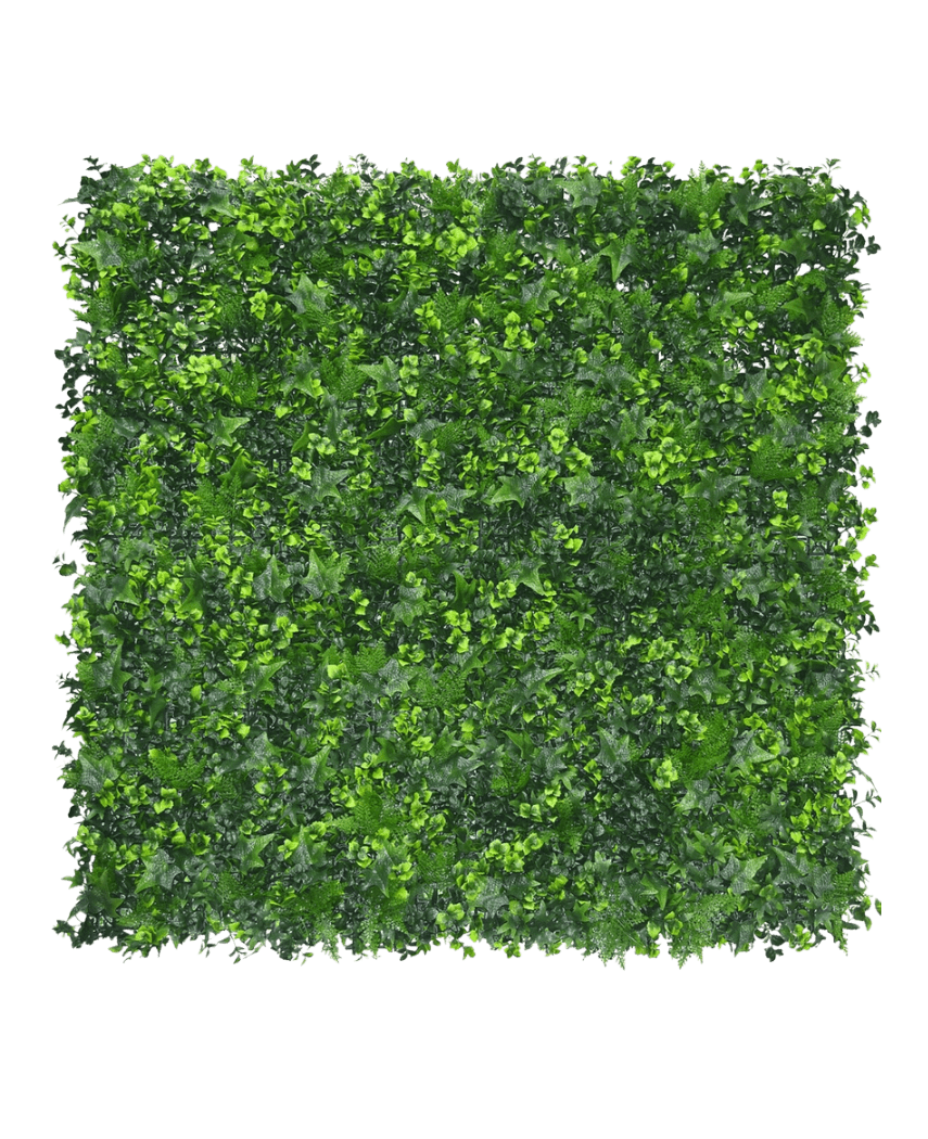 Artificial Hedge-måtteblandingen 50x50 cm har tæt, kunstigt grønt løv i forskellige nuancer, pænt arrangeret for at skabe en levende greenwall-effekt mod en almindelig hvid baggrund.