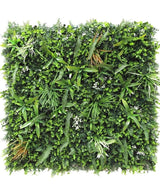 Artificial Hedge Savanne brandhæmmende 100x100 cm er et firkantet panel med tæt, brandhæmmende kunstigt grønt løv med blandede planteblade som bregner og græsser for en frodig lodret haveeffekt.