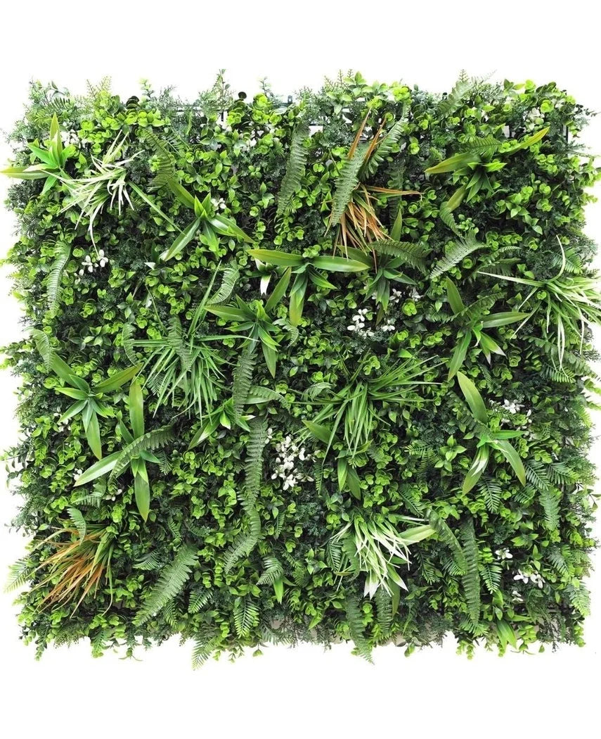 Artificial Hedge Savanne brandhæmmende 100x100 cm er et firkantet panel med tæt, brandhæmmende kunstigt grønt løv med blandede planteblade som bregner og græsser for en frodig lodret haveeffekt.