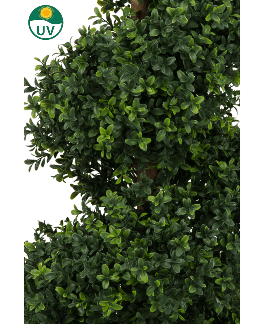 De Kunst Buxus Spiraal Romeinse stijl UV 120cm heeft dicht, weelderig groen kunstgroen gebladerte met kleine blaadjes en een UV-bestendigheidssymbool met een zonnepictogram in de linkerbovenhoek.