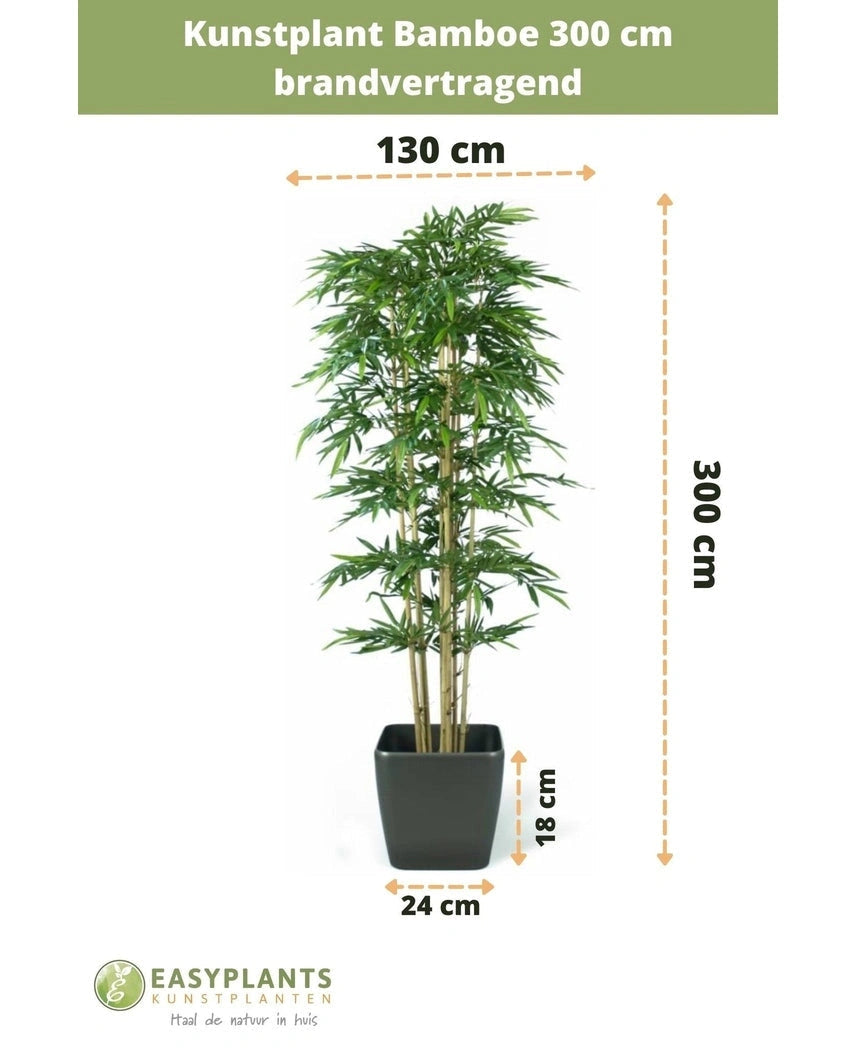 Kunstplant Bamboe 300 cm brandvertragend in een zwarte pot (300 cm hoog, 130 cm breed; pot: 24 cm breed, 18 cm hoog). Tekst en meetpijlen geven duidelijk de afmetingen van deze stijlvolle kunstplant aan.