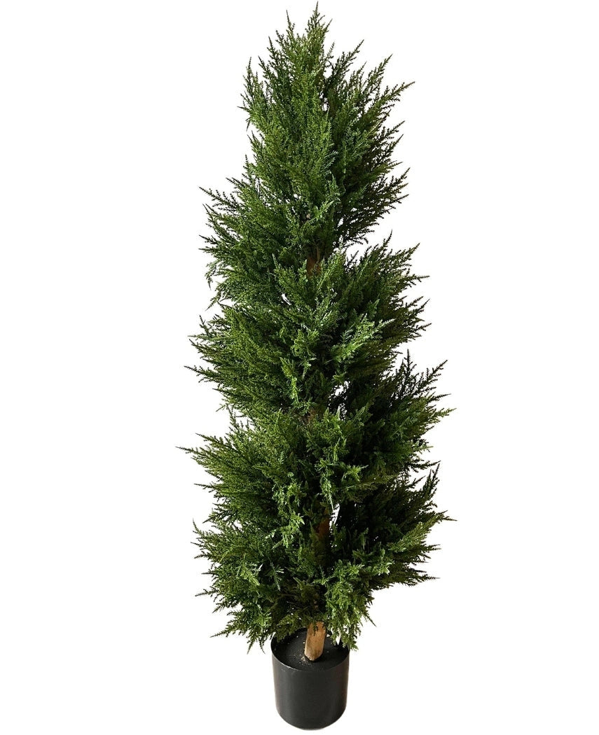De Kunstplant Conifeer UV 120cm is een groenblijvende conifeer in pot met dicht, donkergroen blad en een rechte stam, tegen een witte achtergrond.