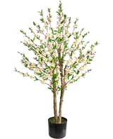 The Artificial Cherry Blossom Plant 120 cm creme er et kunstigt kirsebærblomsttræ i en potte med flere brune stammer, grønne blade og klaser af små hvide blomster mod en almindelig hvid baggrund.