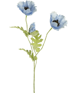 Akvarelillustration af kunstig valmueblomst 73 cm blå med to blomstrende blå valmueblomster og en knop med grønne stængler og blade på hvid baggrund.