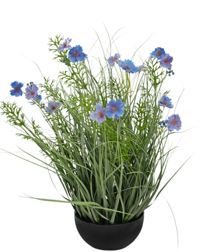 En sort potte med kunstgræs lilla Gesang Blomsterløggræspotte 56cm brandhæmmende, med høje grønne græslignende blade og blålilla blomster, mod en almindelig hvid baggrund.