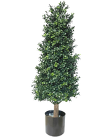 Den kunstige buksbompyramide UV 90 cm har tætte grønne blade i en konisk form, i en sort potte. Med UV-beskyttelse er den perfekt til haveplanter og bevarer sin skønhed mod en hvid baggrund.