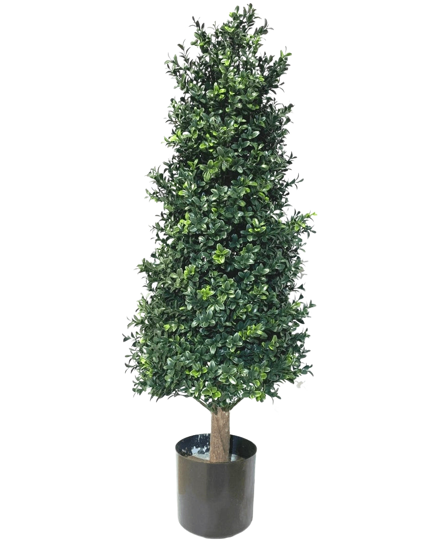 Den kunstige buksbompyramide UV 90 cm har tætte grønne blade i en konisk form, i en sort potte. Med UV-beskyttelse er den perfekt til haveplanter og bevarer sin skønhed mod en hvid baggrund.