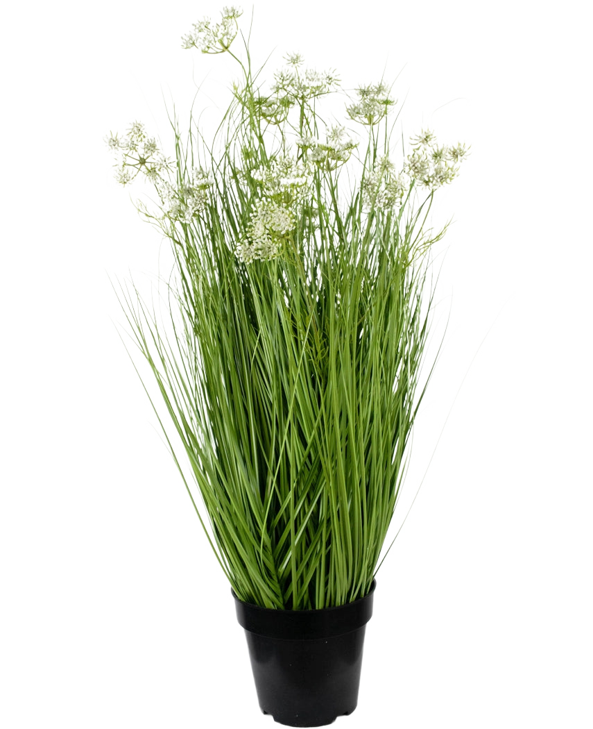Den kunstige græsrodsblomster Løggræs 90 cm brandhæmmende har lange, slanke grønne blade og sarte hvide blomsterklaser i en potte, mod en almindelig hvid baggrund.