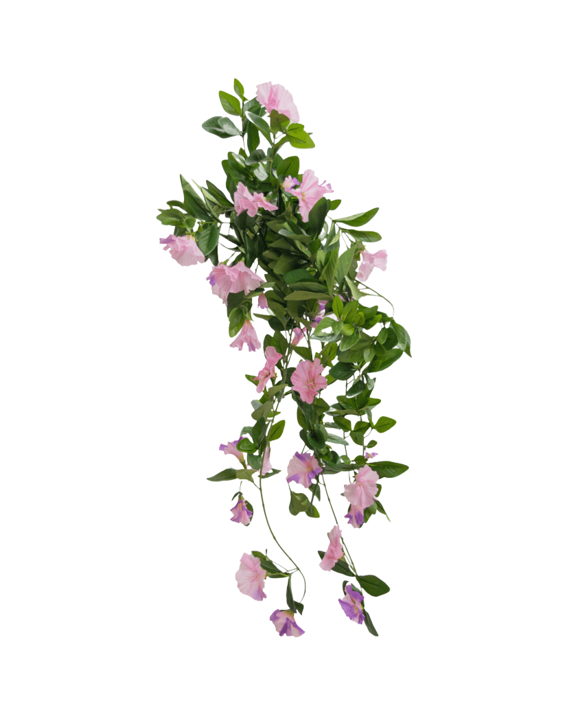 Den kunstige hængeplante Petunia 70 cm har grønne blade og lilla trompetformede blomster mod en almindelig hvid baggrund.