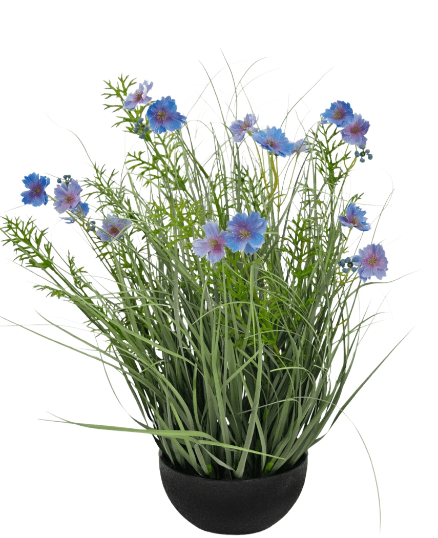En sort potte med kunstgræs lilla Gesang Blomsterløggræspotte 56cm brandhæmmende, med høje grønne græslignende blade og blålilla blomster, mod en almindelig hvid baggrund.