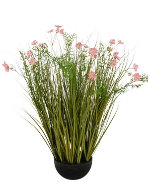 Artificial Grass Pink Gesang Flower løggræspotten er en 90 cm høj, flammehæmmende kunstig plante med lange grønne græslignende blade og lyserøde blomster i en rund sort potte, afbilledet mod en hvid baggrund.