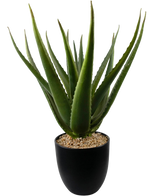 Et nærbillede af den kunstige plante Aloe Vera 45 cm viser tykke, grønne, spidse blade i en sort potte fyldt med små lysebrune småsten.