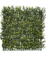 Artificial Hedge Boxwood Yellow 50x50 cm UV er et firkantet panel af tæt kunstigt grønt løv med gule blade, designet til at ligne en hæk eller havevæg, mod en almindelig hvid baggrund.