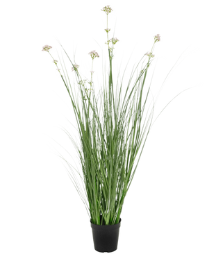 Kunstgræs Porre Blomster Løg Græspotte 90 cm brandhæmmende middel har lange, tynde grønne blade og blege blomsterklaser i en sort potte, mod en almindelig hvid baggrund.