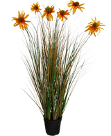 Kunstgræs Chrysanthemum Onion Pot 90 cm brandhæmmende middel har høje, grønne og brune græslignende blade med syv orange kunstige tusindfryd blomster i en sort potte, mod en hvid baggrund.