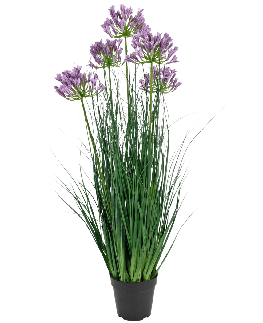 The Artificial Grass Purple Agapanthus Onion Grass Pot er en 90 cm høj, brandhæmmende kunstig plante med lange grønne blade og bundter af lilla blomster, udstillet i en almindelig sort potte mod en hvid baggrund.