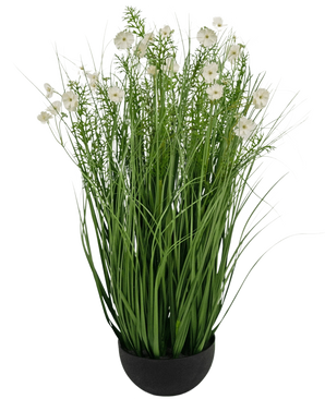 Den hvide Gesang Blomsterløggræspotte er en 90 cm brandhæmmende kunstig plante med lange, tynde grønne blade og sarte hvide blomster i en rund sort potte, mod en almindelig hvid baggrund.