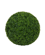 En tæt, rund kunstig plante buksbom romersk stil UV D55cm topiary af kunstige grønne buksbom blade mod en almindelig hvid baggrund.