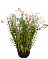 Artificial Grass Pink Gesang Flower løggræspotten er en 90 cm høj, flammehæmmende kunstig plante med lange grønne græslignende blade og lyserøde blomster i en rund sort potte, afbilledet mod en hvid baggrund.