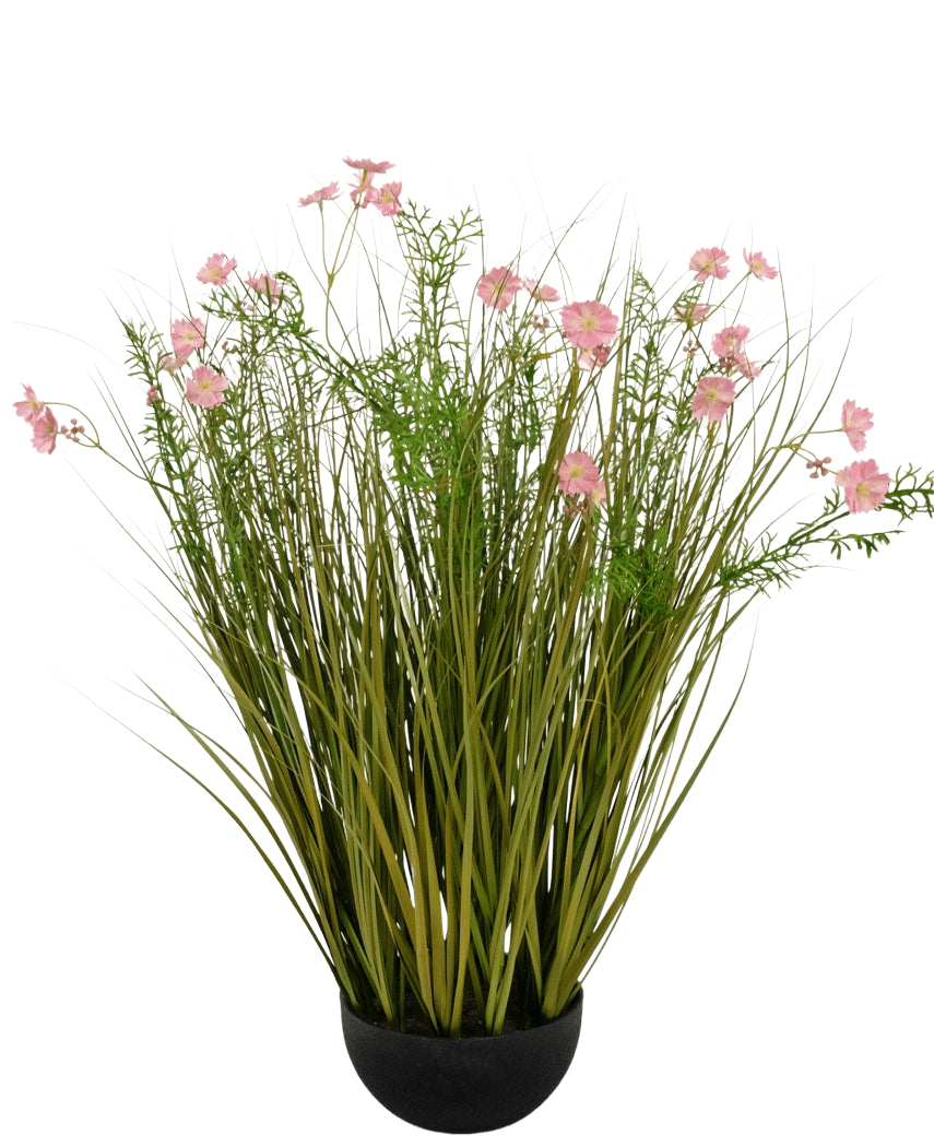 Artificial Grass Pink Gesang Flower løggræspotten er en 90 cm høj, flammehæmmende kunstig plante med lange grønne græslignende blade og lyserøde blomster i en rund sort potte, afbilledet mod en hvid baggrund.