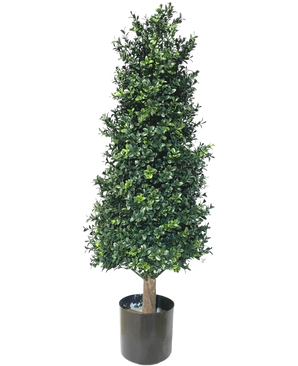 Den kunstige buksbompyramide UV 90 cm har tætte grønne blade i en konisk form, i en sort potte. Med UV-beskyttelse er den perfekt til haveplanter og bevarer sin skønhed mod en hvid baggrund.
