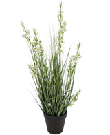 Kunstgræs Hirse Løg græspotte 65 cm brandhæmmende har høje, slanke grønne græslignende blade og flere stængler med små hvide blomster i en sort potte, mod en almindelig hvid baggrund.