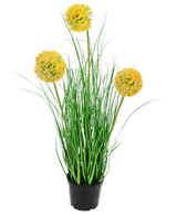 Kunstgræsplanteløg 50 cm brandhæmmende middel har lange, tynde grønne blade og tre runde gule luftige blomster på høje stængler, som tilføjer grøn havecharme mod en almindelig hvid baggrund.