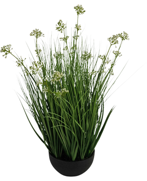 Kunstgræs Porreblomst Løg Græspotte 60 cm brandhæmmende har høje, tynde græslignende grønne blade med små hvide blomsterklaser i en sort potte, mod en hvid baggrund.