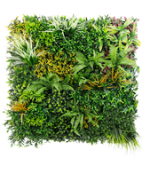 Artificial Hedge Sherry 100x100 cm UV er et levende lodret havepanel med en række frodige grønne planter med tekstureret løv i grønne, gule og røde toner, alt sammen mod en sprød hvid baggrund.