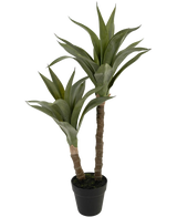 Den kunstige planteagave 76 cm har to lange, tykke stængler med spidse grønne blade, der ligner en agave, præsenteret i en sort plastikpotte mod en almindelig hvid baggrund.