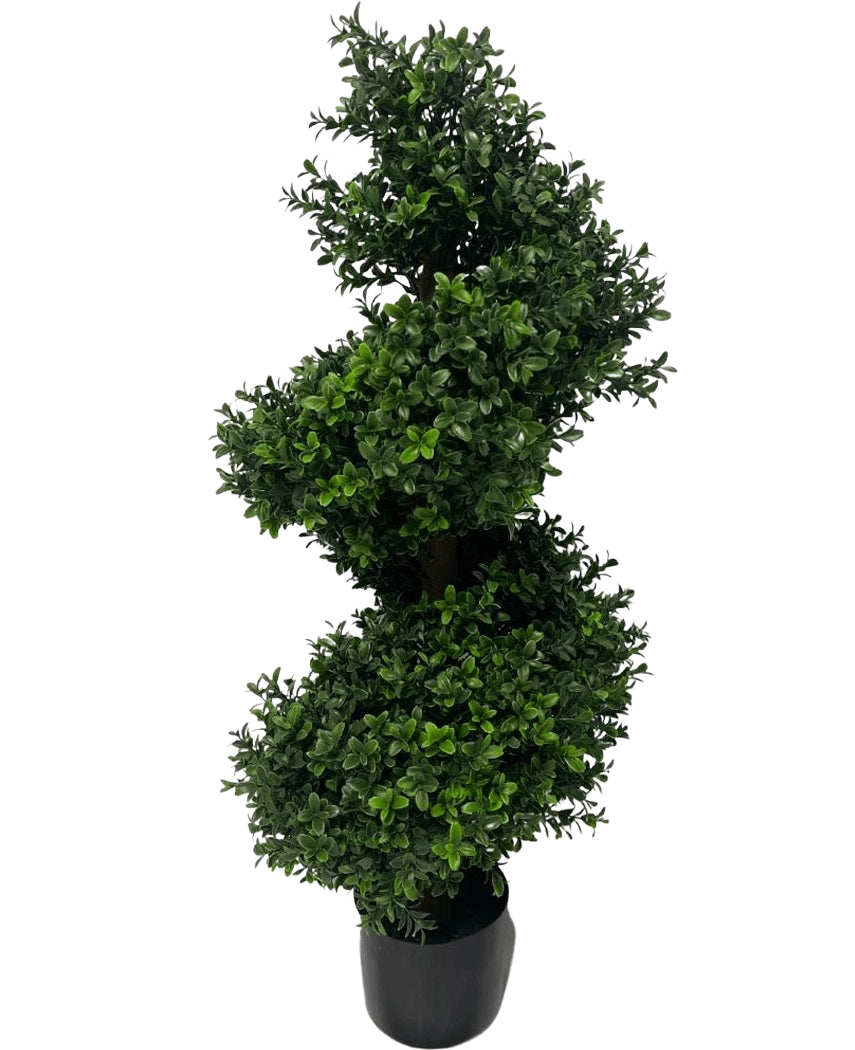 Artificial Boxwood Spiral Roman Style UV 90cm er en spiralformet kunstig topiary plante med tætte grønne blade i en sort potte, mod en almindelig hvid baggrund.